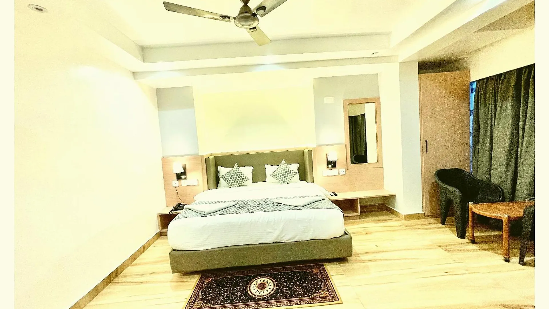 Hotel Nil Gagan Near Shree Vishwanath Temple - Fully Air Conditioned Room-Hygiene And Spacious Room - Free Wi-Fi - A Top Rated Hotel Varanasi