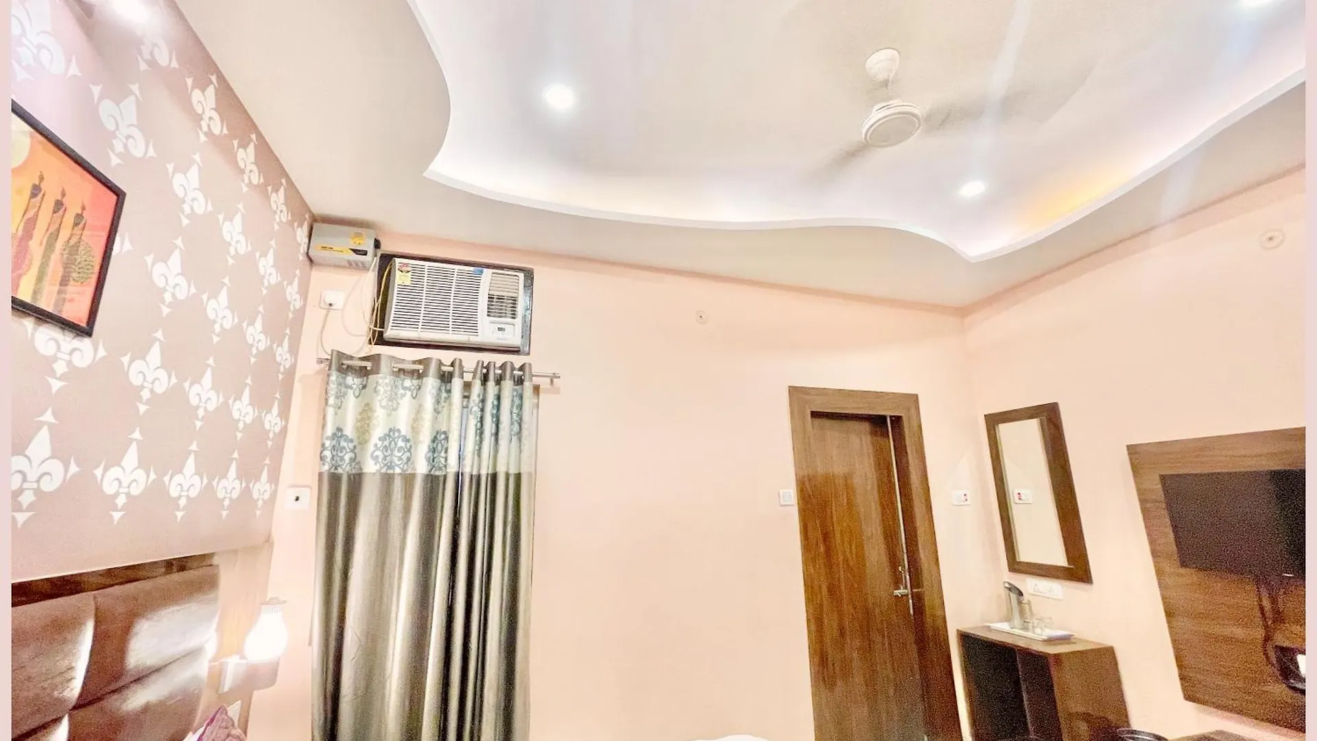 Hotel Nil Gagan Near Shree Vishwanath Temple - Fully Air Conditioned Room-Hygiene And Spacious Room - Free Wi-Fi - A Top Rated Hotel Varanasi